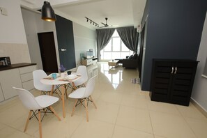 Departamento urbano, 3 habitaciones | Área de sala de estar | Televisión LCD 