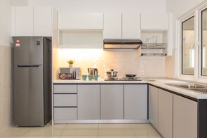 Comfort Apartment, 3 Bedrooms, City View | Private kitchen