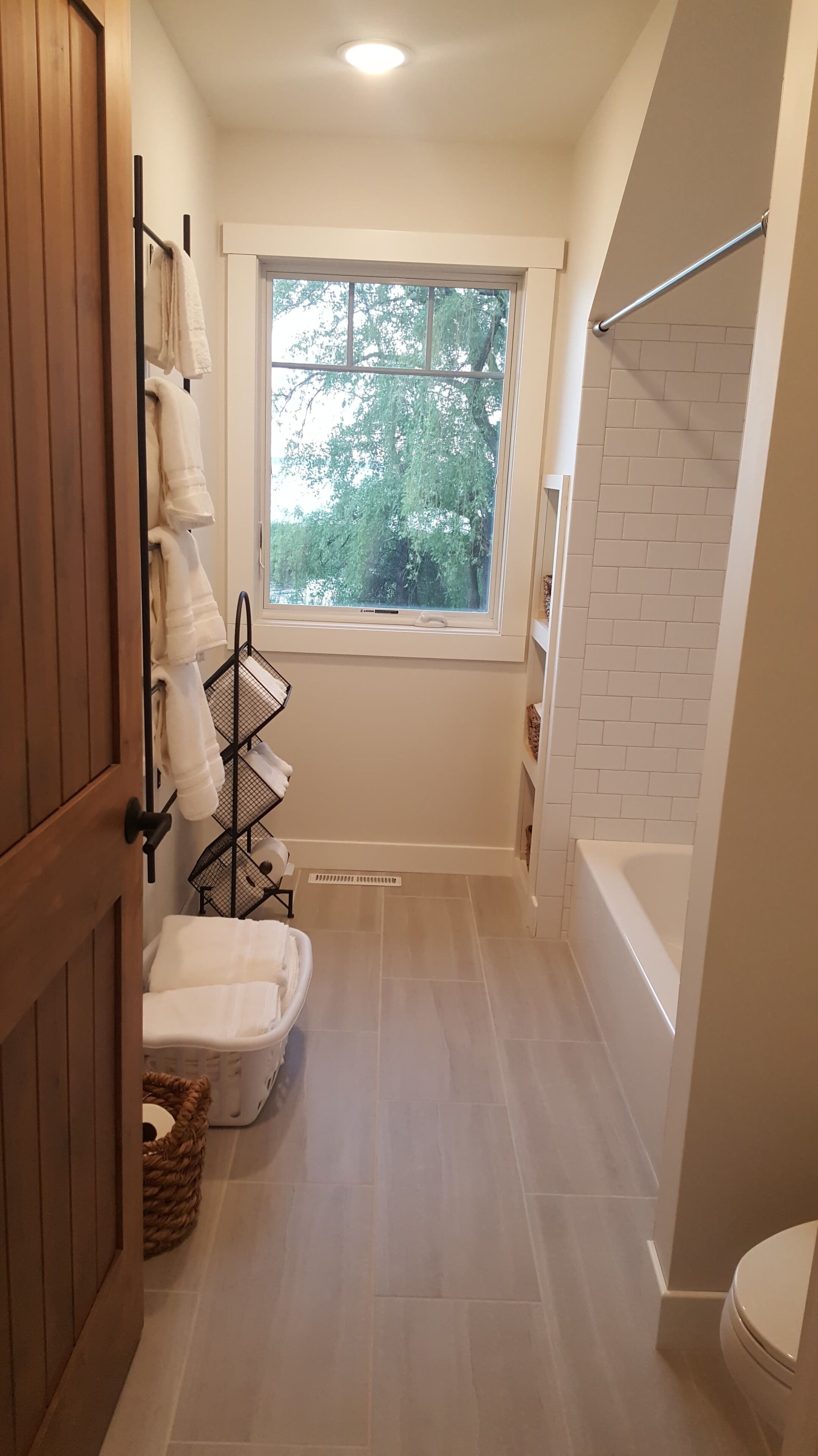 Ensemble douche/baignoire, sèche-cheveux, serviettes fournies, savon