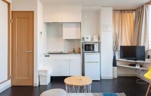 Phòng 4 dành cho gia đình, quang cảnh thành phố | Bếp nhỏ riêng | Tủ lạnh, lò vi sóng, bếp nấu, nồi cơm 