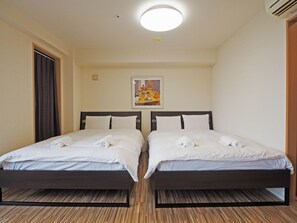 Apartment Quadruple Room, City View