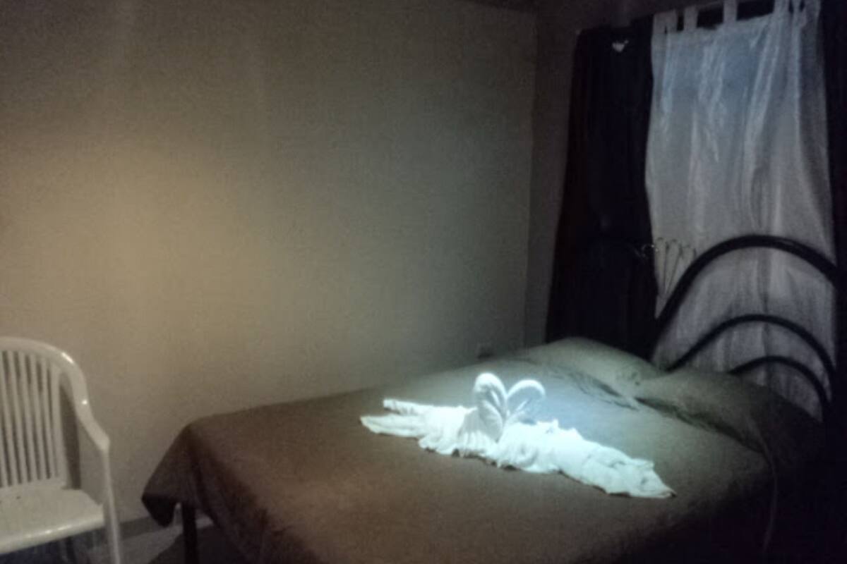 Departamento, 1 cama matrimonial | Tabla de planchar con plancha, wifi gratis y ropa de cama