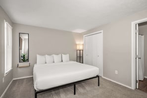 6 bedrooms, desk, iron/ironing board, travel crib