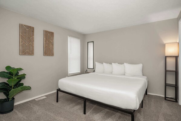 6 chambres, bureau, fer et planche à repasser, lit de bébé portatif