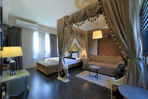 Kamar Quadruple Deluks, 1 Tempat Tidur King dengan tempat tidur Sofa, bathtub, pemandangan kebun | Seprai premium, selimut bulu angsa, dan busa memori