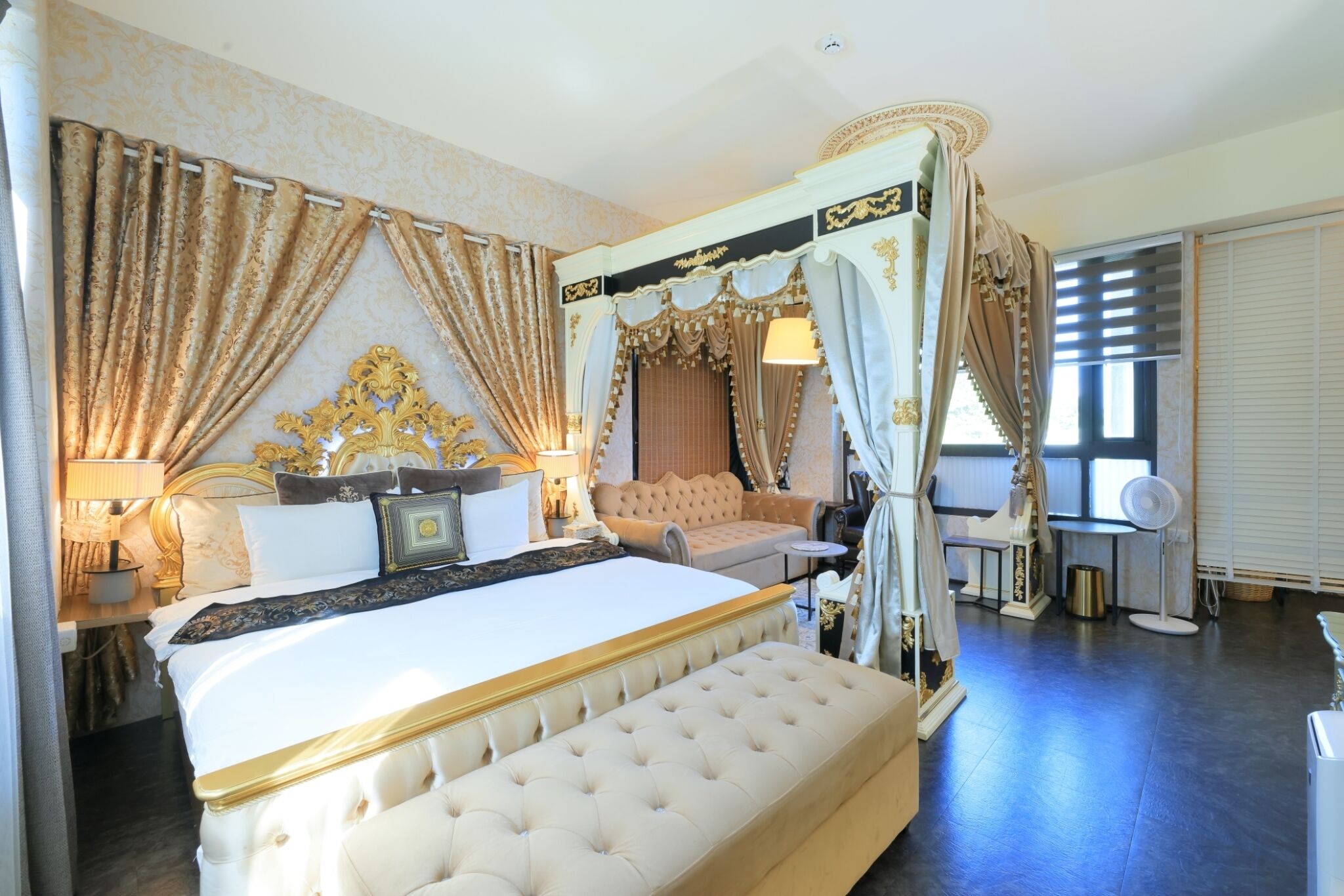 Kamar Quadruple Deluks, 1 Tempat Tidur King dengan tempat tidur Sofa, bathtub, pemandangan kebun | Seprai premium, selimut bulu angsa, dan busa memori