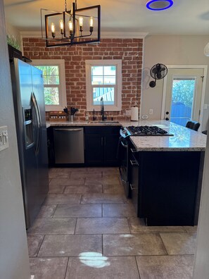 Fridge, microwave, oven, stovetop - Downtown Phoenix Home - Prime Location, Close to Everything (Phoenix)