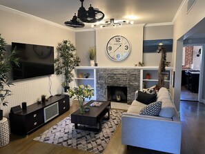 Smart TV, chimenea, reproductor de DVD y impresora