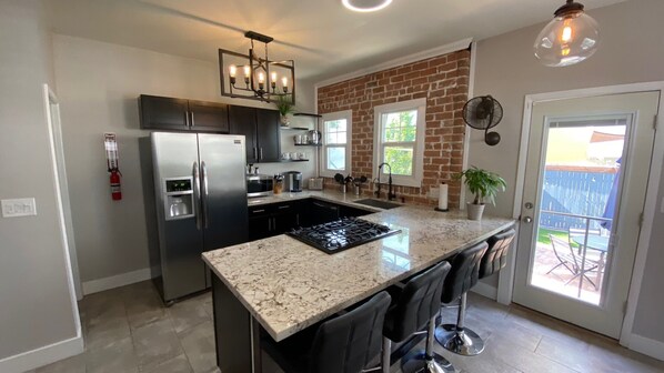 Refrigerador, microondas, horno y parrilla de estufa