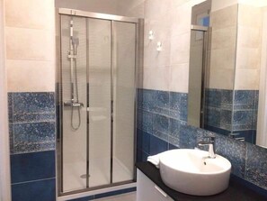Quarto clássico, vista para a cidade | Banheiro | Chuveiro, produtos de toalete grátis, secador de cabelo, chinelos