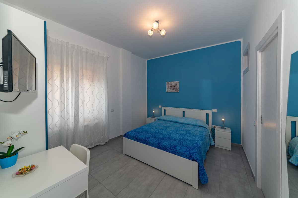 Egyptian cotton sheets, premium bedding, down duvets, minibar