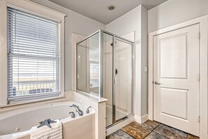 Combined shower/tub, hair dryer, towels