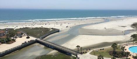 En la playa, sillas reclinables de playa