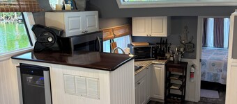 Fla Keys Luxury Houseboat, Prime Location-Steps to Fun, Food & Water Adventures