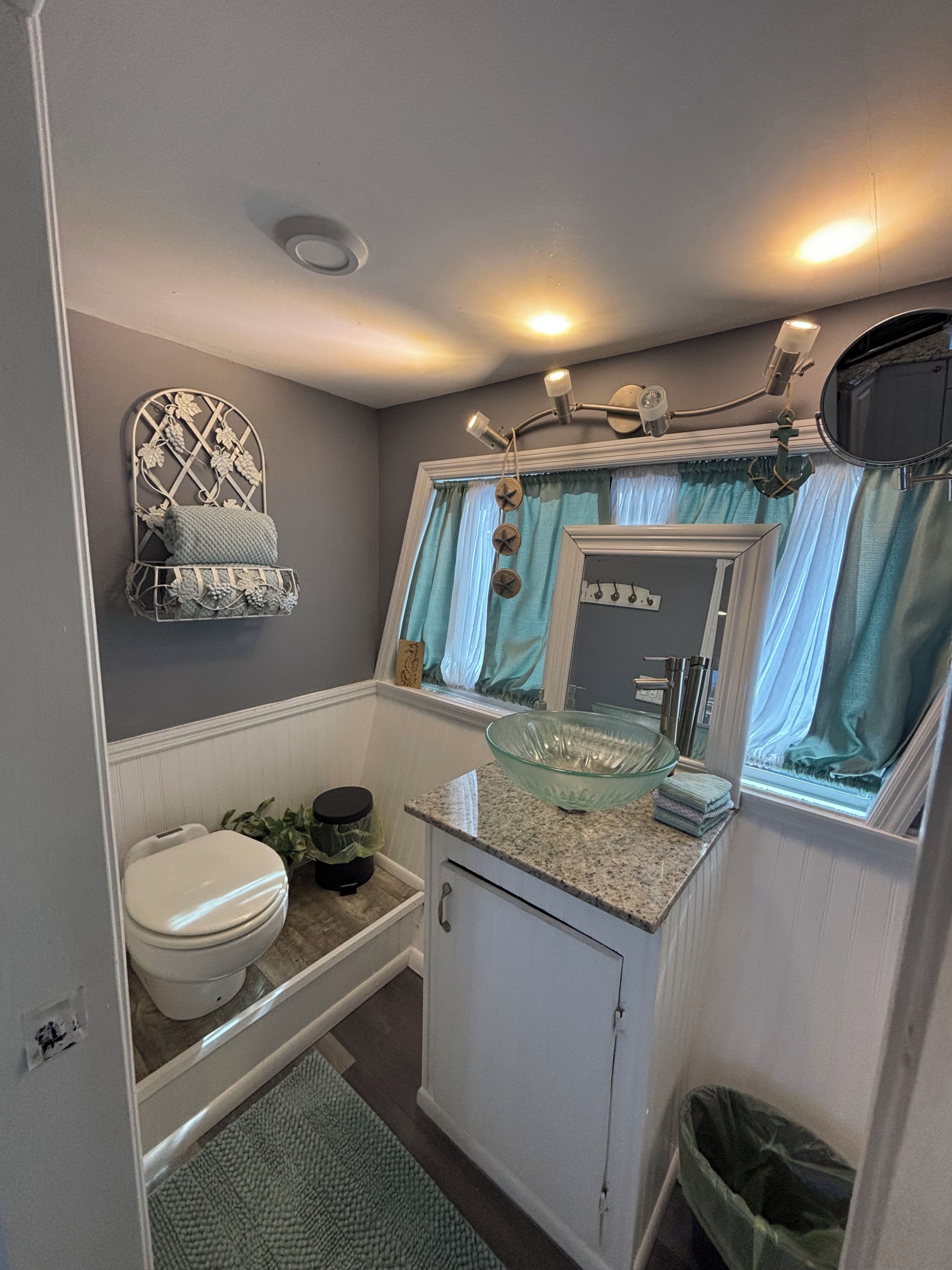 Une petite salle de bain comprenant des toilettes, un lavabo et un meuble-lavabo.