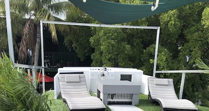 Florida Keys Luxury Houseboat, Unique living on the Water WiFi