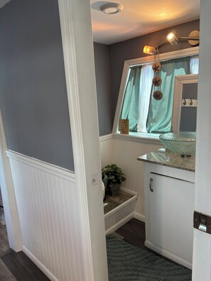 Douche, séchoir à cheveux, serviettes fournies, savon