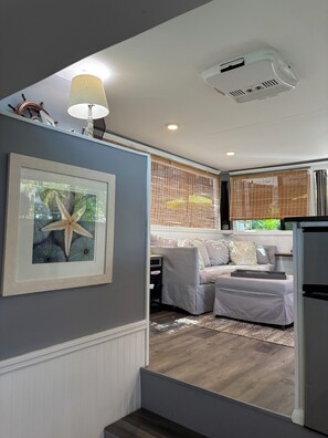 Smart-TV, DVD-Player, Bücher, Stereoanlage