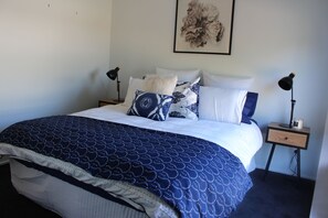 3 habitaciones, escritorio y tabla de planchar con plancha
