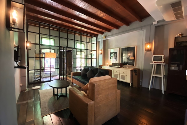 Glasnost Home | Wohnbereich | 40-Zoll-Smart-TV mit Kabelempfang, Fernseher