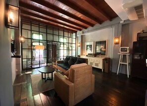 Glasnost Home | Living area | 40-inch Smart TV with cable channels, TV - Phuket 346 Guest House (Phuket)