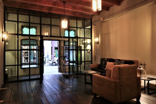 Glasnost Home | Zona de estar | Smart TV de 40 pulgadas con canales por cable, una televisión