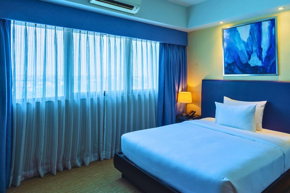 Deluxe Room with One Queen Bed | Desk, WiFi (free), bed sheets