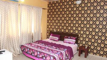 Royal Room, 1 Queen Bed, Non Smoking | Minibar, desk, bed sheets