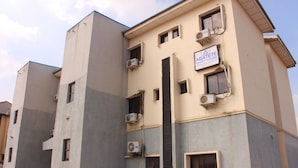 Un immeuble à plusieurs étages, sur lequel on peut lire une enseigne indiquant qu’il s’agit d’une maison d’hôtes.