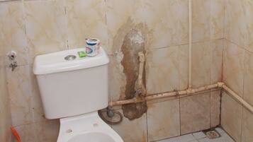 Standard Room, 1 Double Bed, Non Smoking | Bathroom | Shower, towels