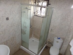Superior Double Room, 1 Queen Bed, Non Smoking | Bathroom | Shower, towels - Alheri Suites (Ibadan)