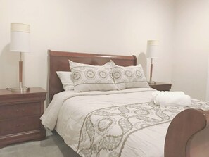 Escritorio, tabla de planchar con plancha, wifi gratis y ropa de cama