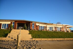 供應午餐及晚餐