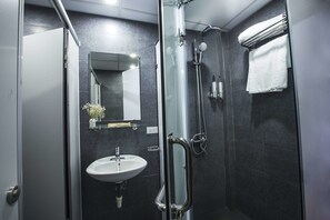 Shower, free toiletries, hair dryer, towels - The Chi Novel Hostel (Hanoi)