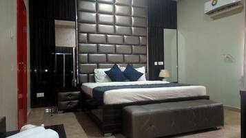 Executive Suite, 1 King Bed, Non Smoking | 1 bedroom, free WiFi, bed sheets