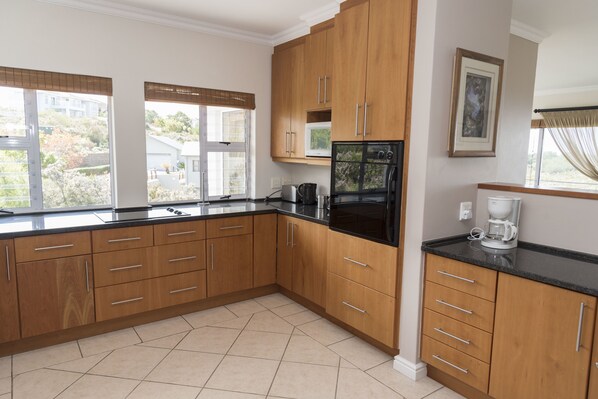 House, 4 Bedrooms | Private kitchen | Full-size fridge, oven, stovetop, dishwasher