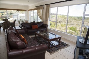 House, 4 Bedrooms | Living room | TV, fireplace