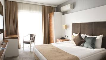 Standard Room, 1 Double Bed, Non Smoking | Egyptian cotton sheets, premium bedding, in-room safe, soundproofing