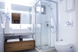 Douche, douche à « effet pluie », sèche-cheveux, chaussons