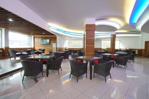 Petit déjeuner et déjeuner servis sur place, spécialités Cuisine locale