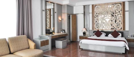 1 bedroom, desk, blackout curtains, soundproofing