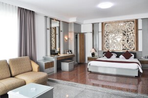 Suíte real, para fumantes | Escrivaninha, cortinas blackout, quartos à prova de som