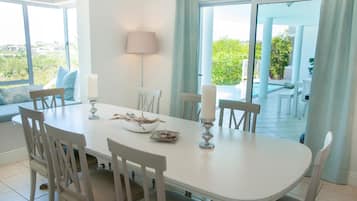 Villa Deluxe, 4 habitaciones, no fumadores, vistas al mar | Servicio de comidas en la habitación