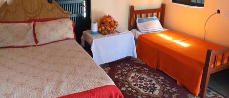 Quarto casal família | Wi-Fi de cortesia, roupa de cama