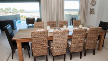 Deluxe House, 5 Bedrooms, Non Smoking, Sea View | In-room dining
