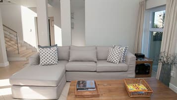 Casa Deluxe, 5 habitaciones, no fumadores, vistas al mar | Zona de estar | Una televisión de plasma, una chimenea