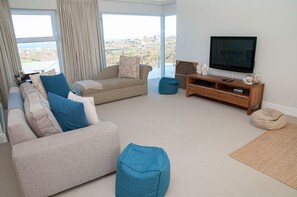 Maison Deluxe, 5 chambres, non-fumeur, vue sur la mer | Aire de séjour | Téléviseur au plasma, foyer