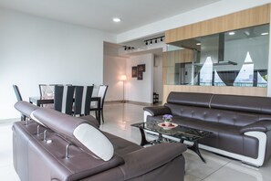 Appartement Deluxe, 3 chambres, vue ville | Salle de séjour | Télévision LCD