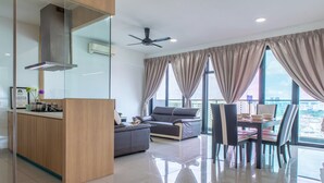 Deluxe appartement, 3 slaapkamers, uitzicht op de stad | Woonkamer | Lcd-televisie