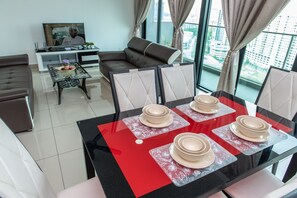 Appartement Deluxe, 3 chambres, vue ville | Restauration dans la chambre